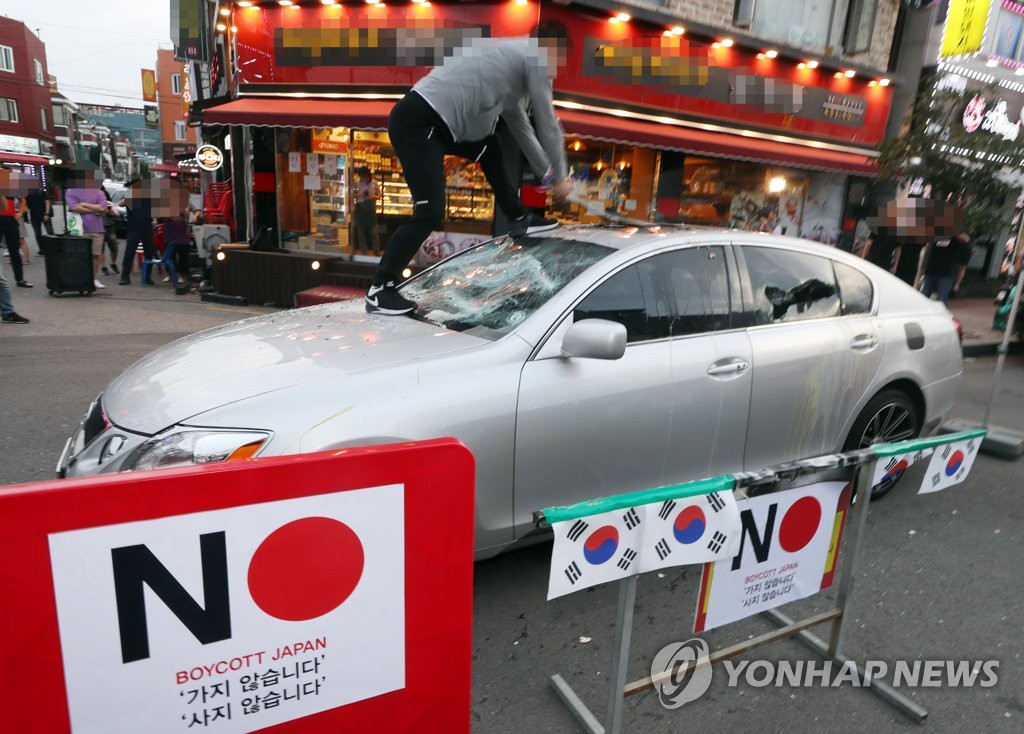 【韓国】レクサスを鉄パイプで破壊　激しさ増す韓国の日本不買運動に懸念の声も