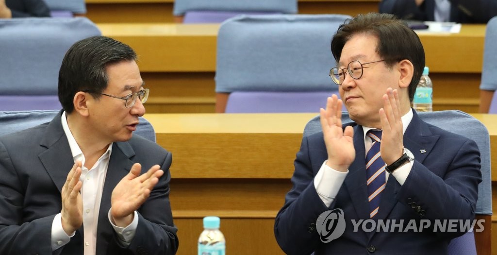 이재명 경기지사(오른쪽)와 더불어민주당 정성호 의원[연합뉴스 자료사진]