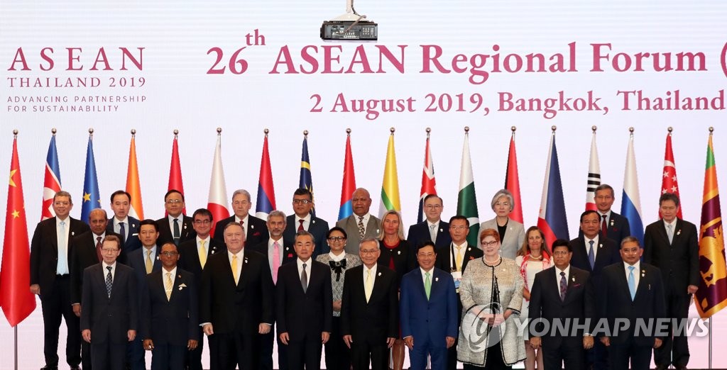 The file photo taken Aug. 2, 2019, shows South Korea's Foreign Minister Kang Kyung-wha (back row, 3rd from R) and other senior diplomats posing for photos to mark the 26th ASEAN Regional Forum in Bangkok. (Yonhap)