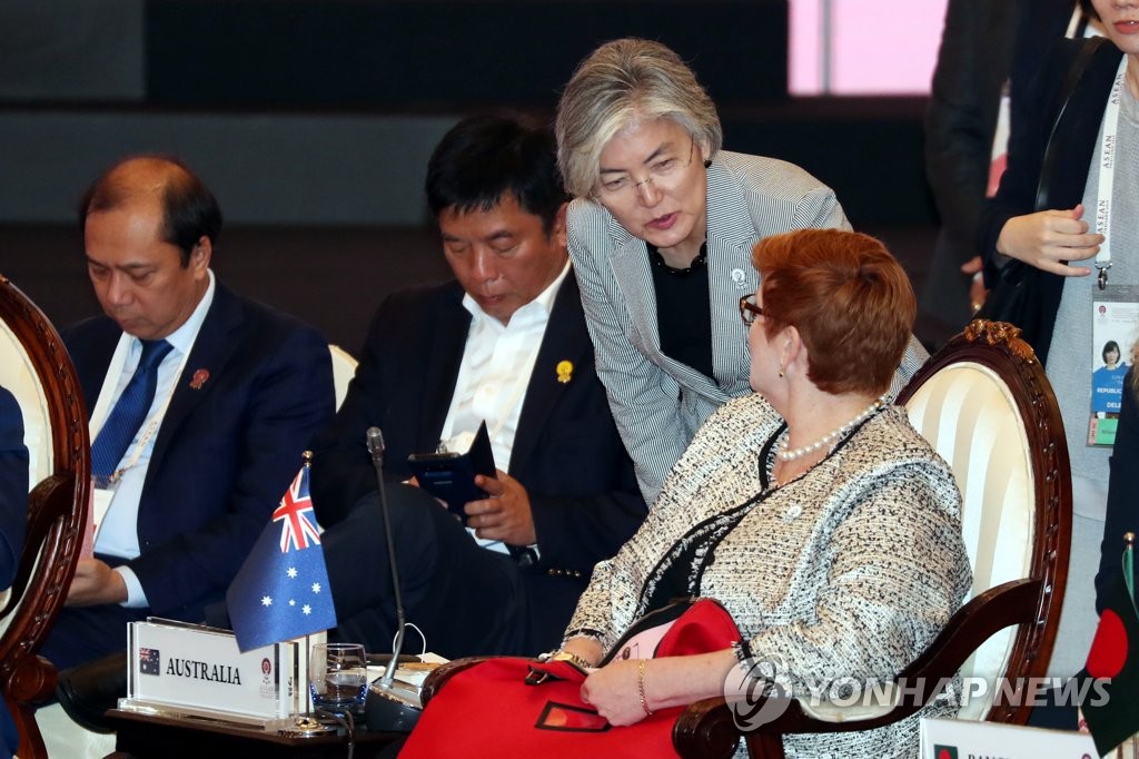 Foreign Minister Kang Kyung-wha (3rd from L) speaks with her Australian counterpart, Marise Payne, at a session of the ASEAN Regional Forum in Bangkok on Aug. 2, 2019. (Yonhap) 