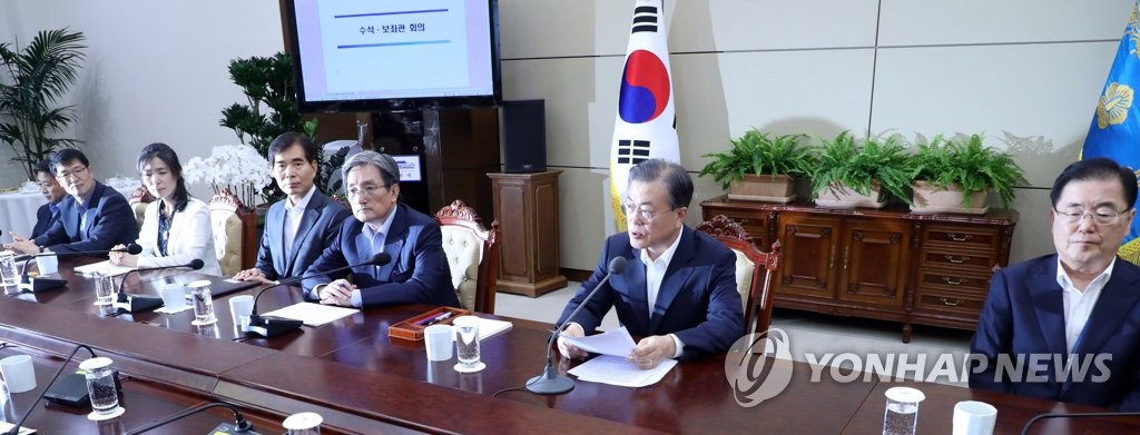 President Moon Jae-in holds a weekly meeting with his senior aides, at Cheong Wa Dae in Seoul, on Aug. 5, 2019. (Yonhap)