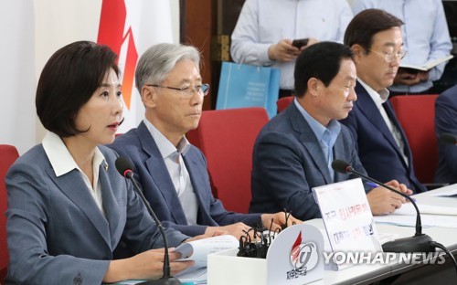 自由韓国党の羅卿ウォン院内代表（左端・資料写真）＝（聯合ニュース）