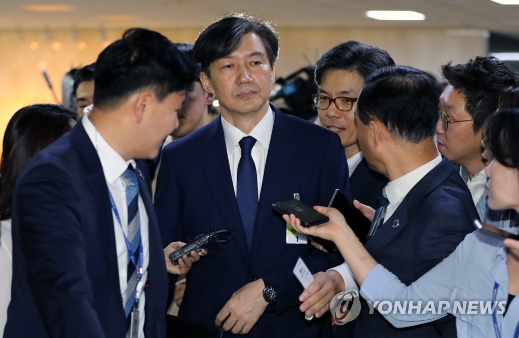 Justice Minister nominee Cho Kuk (2nd from L) is surrounded by reporters at the National Assembly in Seoul on Sept. 6, 2019, ahead of his confirmation hearing. (Yonhap)