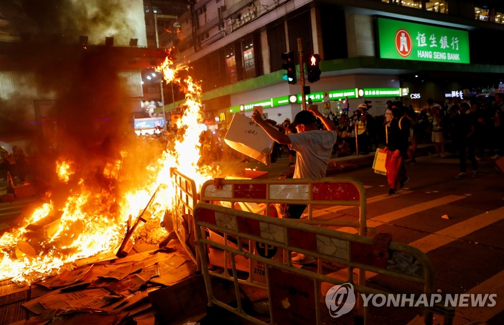 바리케이드 불태우는 홍콩 시위대