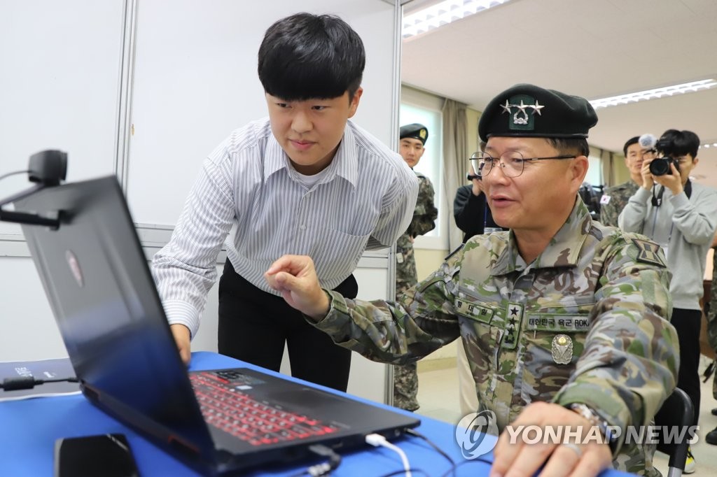 'AI 면접까지' 육군 1군단 취업박람회