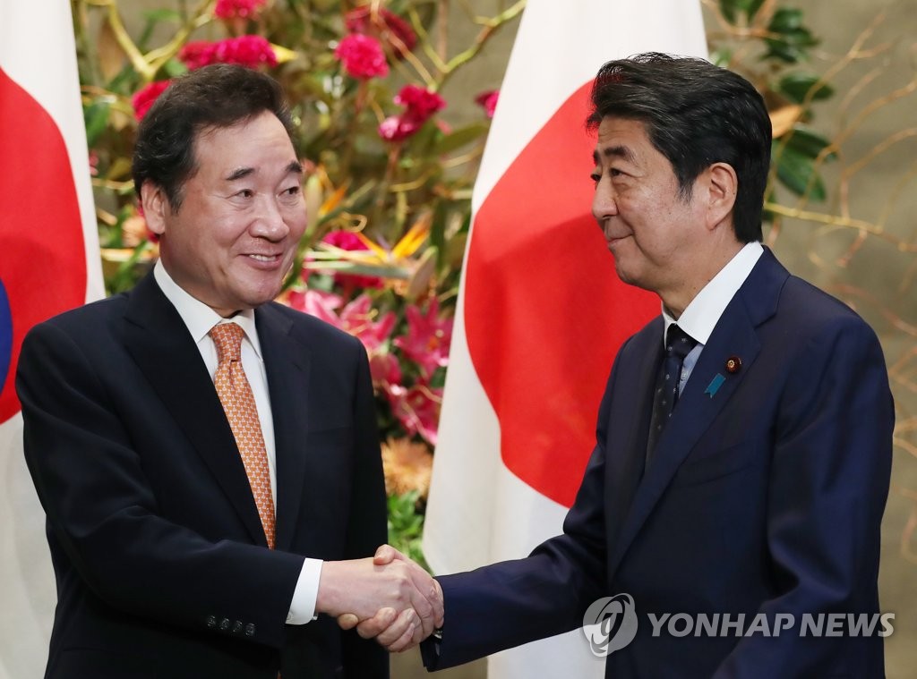 South Korean Prime Minister Lee Nak-yon shakes hands with Japanese Prime Minister Shinzo Abe before their talks at the Japanese leader's residence in Tokyo on Oct. 24, 2019. (Yonhap)