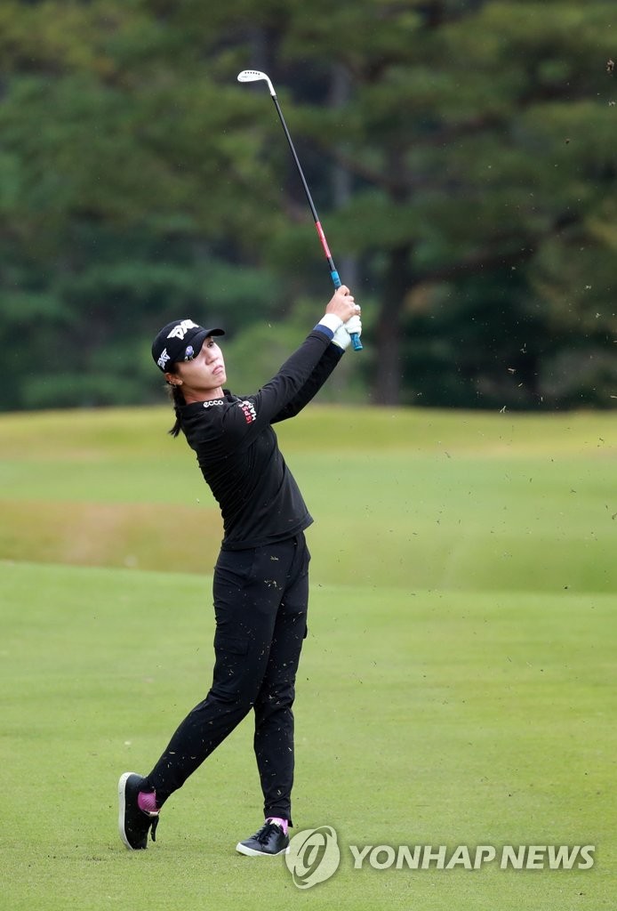 Lydia Ko of New Zealand watches her second shot at the ninth hole during the first round of the BMW Ladies Championship at LPGA International Busan in Busan, 450 kilometers southeast of Seoul, on Oct. 24, 2019. (Yonhap)