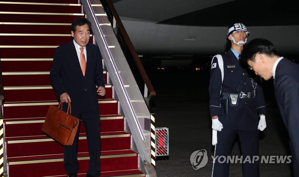 日本訪問を終えてソウル空港に到着した李首相＝２４日、城南（聯合ニュース）