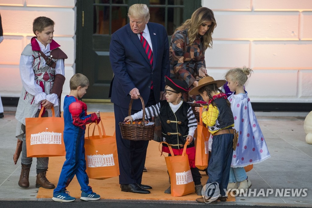 핼러윈 사탕 나눠주는 트럼프 내외