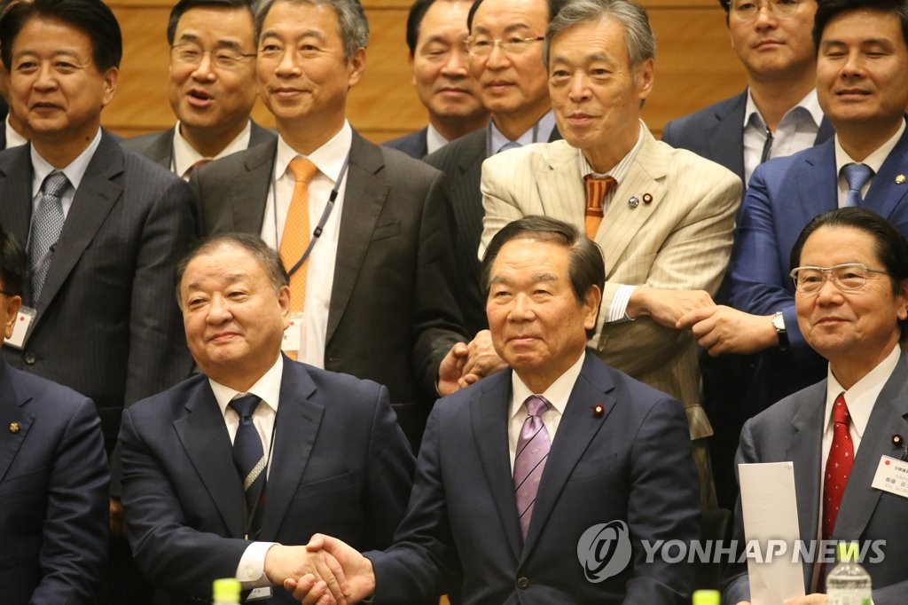 合同総会で握手する韓日議連の姜昌一会長（前列左端）と日韓議連の額賀福志郎会長（同中央）＝１日、東京（聯合ニュース）