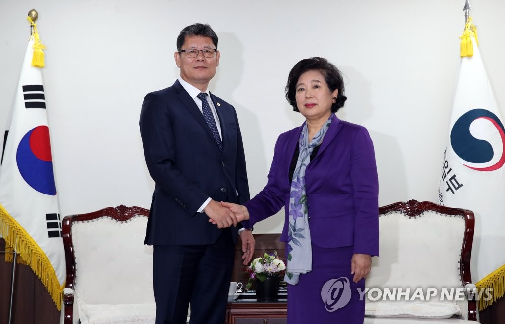 Unification Minister Kim Yeon-chul (L) shakes hands with Hyundai Group Chairwoman Hyun Jeong-un during a meeting at the government complex in Seoul on Nov. 14, 2019. (Yonhap) 