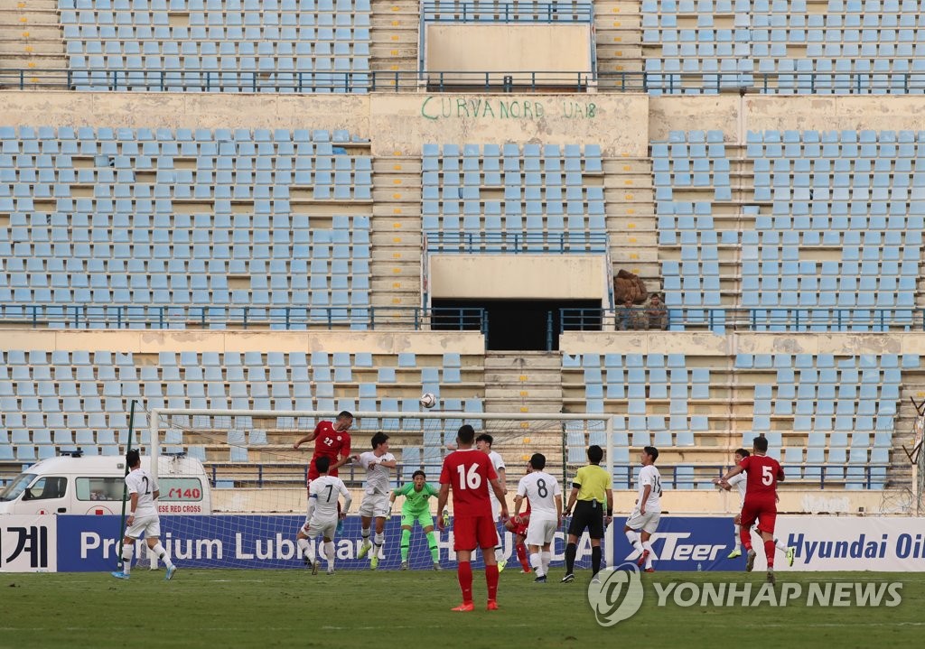 A World Cup qualifying match between South Korea (in white) and Lebanon took place behind closed doors at Camille Chamoun Sports City Stadium in Beirut on Nov. 14, 2019. (Yonhap)