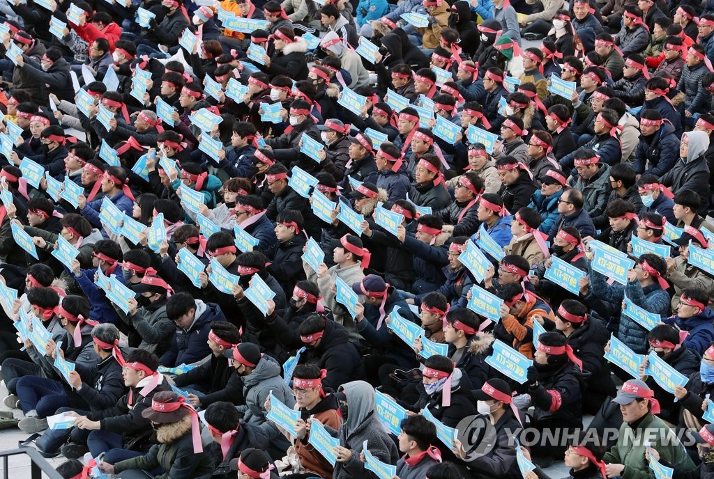 Unionized railway workers hold a ceremony to kick off an unlimited strike in front of Busan Station in the southern port city of the same name on Nov. 20, 2019. (Yonhap)