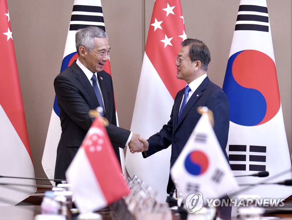문재인 대통령이 11월 23일 오전 청와대에서 리셴룽(李顯龍) 싱가포르 총리와 정상회담에 앞서 악수하고 있다. 리셴룽 총리는 오는 25∼27일 부산에서 열리는 한·아세안 특별정상회의와 제1차 한·메콩 정상회의 참석차 공식방한했다. [연합뉴스 자료사진]