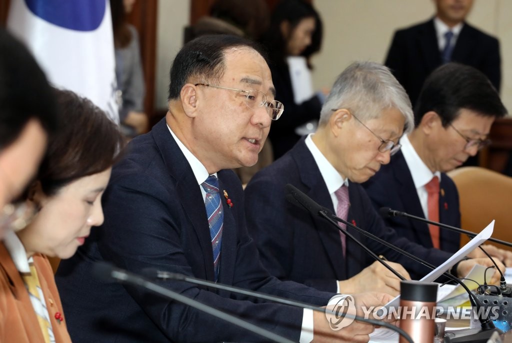 Finance Minister Hong Nam-ki (2nd from L) speaks at a meeting with economy-related ministers in Seoul on Dec. 4, 2019. (Yonhap) 
