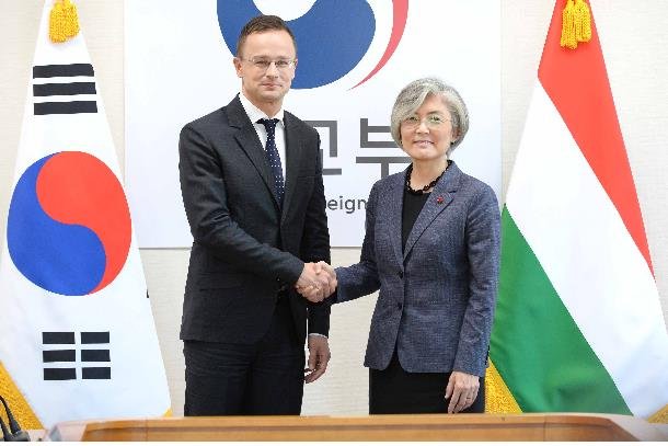 South Korean Foreign Minister Kang Kyung-wha (R) shakes hands with her Hungarian counterpart, Peter Szijjarto, ahead of their talks in Seoul on Dec. 12, 2019, in this photo provided by Seoul's foreign ministry. (PHOTO NOT FOR SALE) (Yonhap)