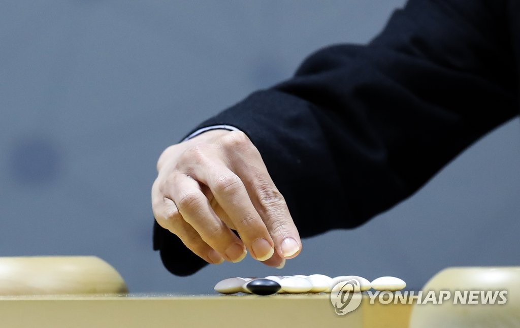 South Korean Go player Lee Se-dol places his stone during a match against artificial intelligence program HanDol in Seoul on Dec. 19, 2019. (Yonhap)