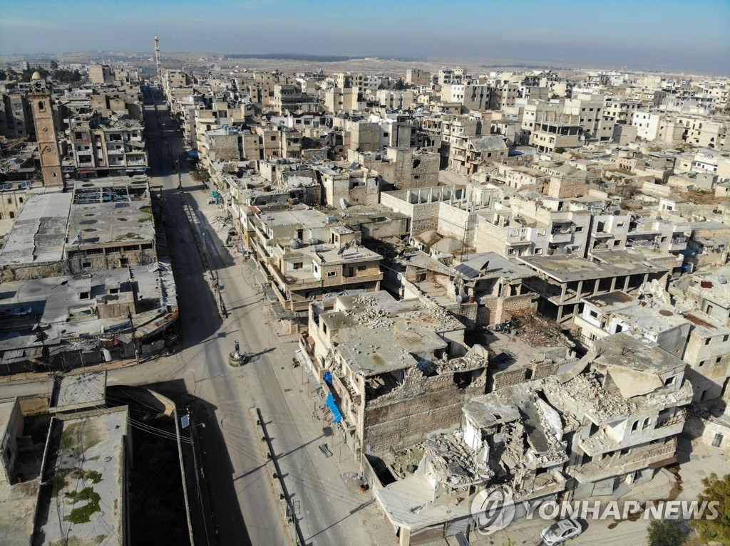 텅 비고 파괴된 시리아 이들립 건물들