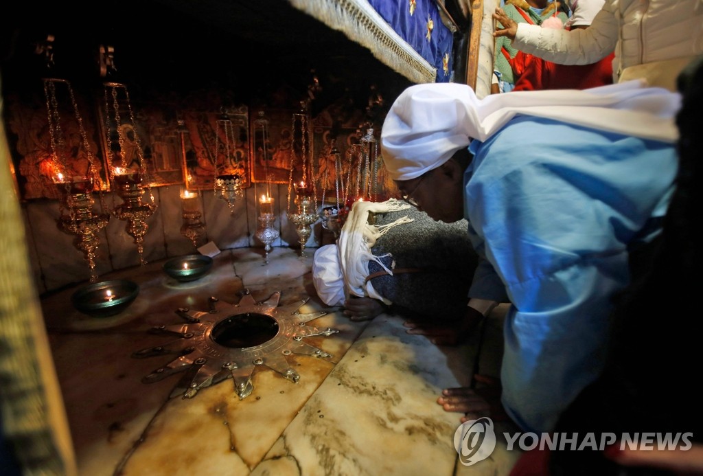 크리스마스 예수 탄생 흑인과 백인