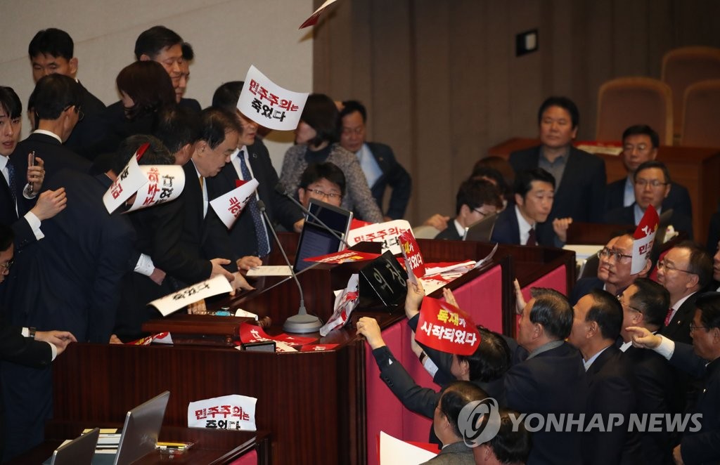 본회의 개의하는 문희상 의장, 항의하는 한국당