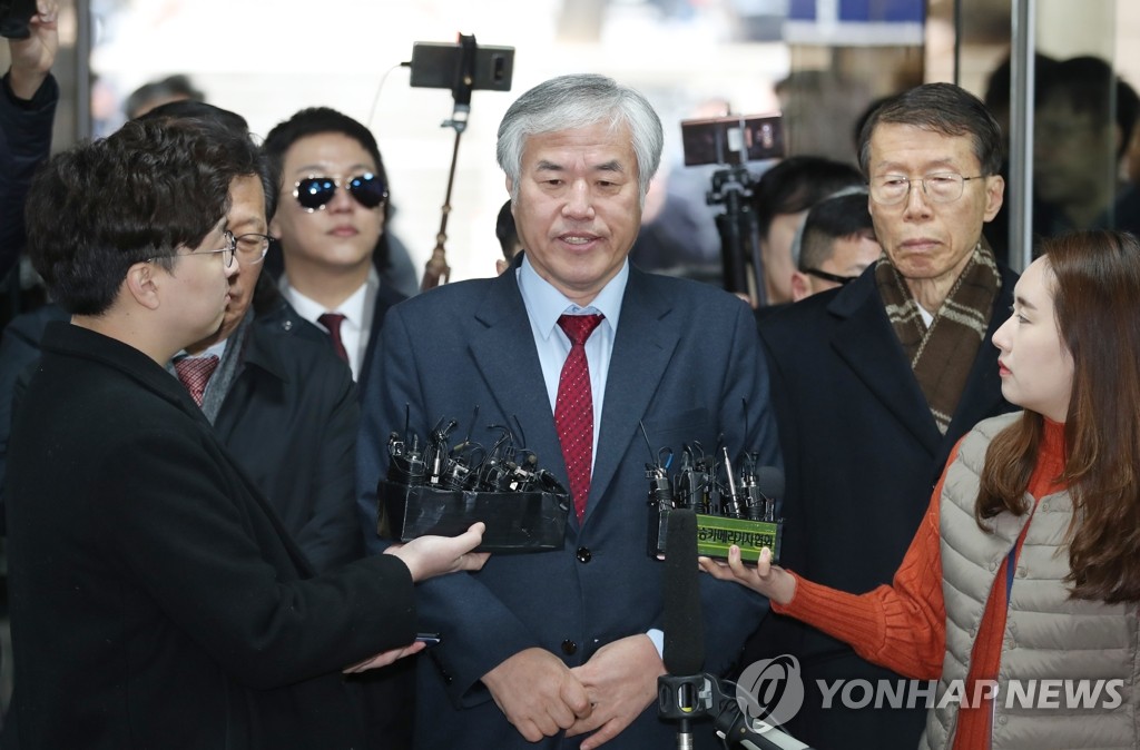 Rev. Jun Kwang-hoon speaks to reporters before attending an arrest warrant hearing at the Seoul Central District Court in southern Seoul on Jan. 2, 2020. (Yonhap)