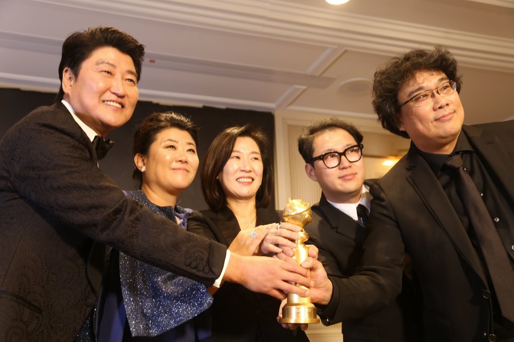Director Bong Joon-ho of "Parasite," co-writer Han Jin-won, Barunson E&A CEO Kwak Sin-ae, actress Lee Jeong-eun, and actor Song Kang-ho (R to L) pose for a photo with the Golden Globe best foreign language film trophy during a news conference in Los Angeles on Jan. 5, 2020 (U.S. time). (Yonhap)