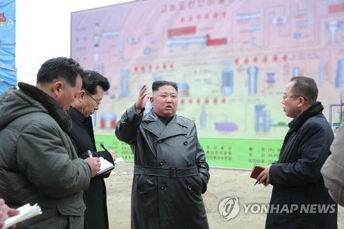 김정은, 순천인비료공장에서 새해 첫 현지지도…공정도 등장