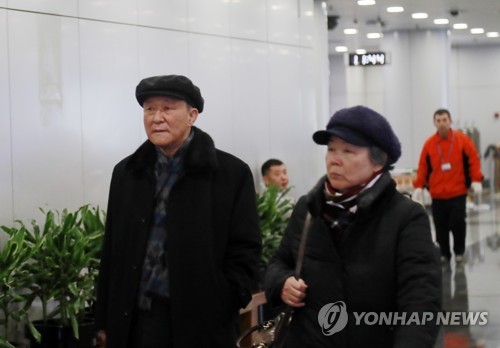 North Korea's top envoy to China Ji Jae-ryong (L) arrives at the Beijing international airport on Jan. 18, 2020, to head to Pyongyang. (Yonhap)