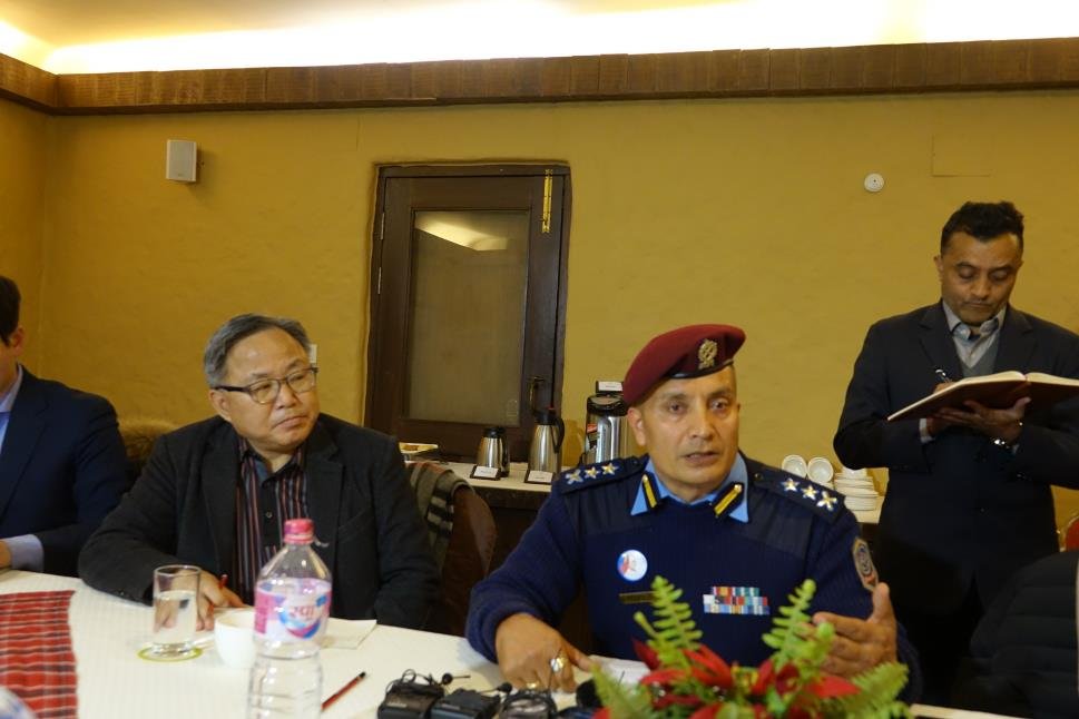 Ambassador to Nepal Park Young-sik (L) sits next to Nepal's district police chief D.B. Karki, who's in charge of the search mission, during a media briefing held in Pokhara, a city near Mount Annapurna, on Jan. 20, 2020. (Yonhap) 