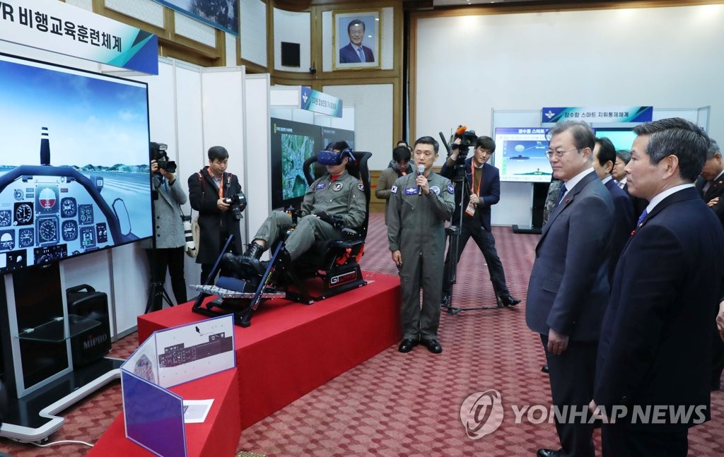 President Moon Jae-in inspects a state-of-the-art military training system at the Gyeryongdae military compound, 160 kilometers south of Seoul, on Jan. 21, 2020. (Yonhap)