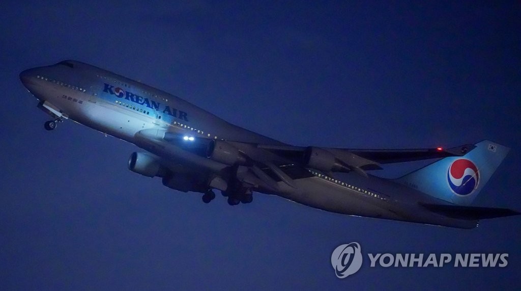 (LEAD) First S. Korean evacuation plane departs Wuhan with 367 citizens aboard