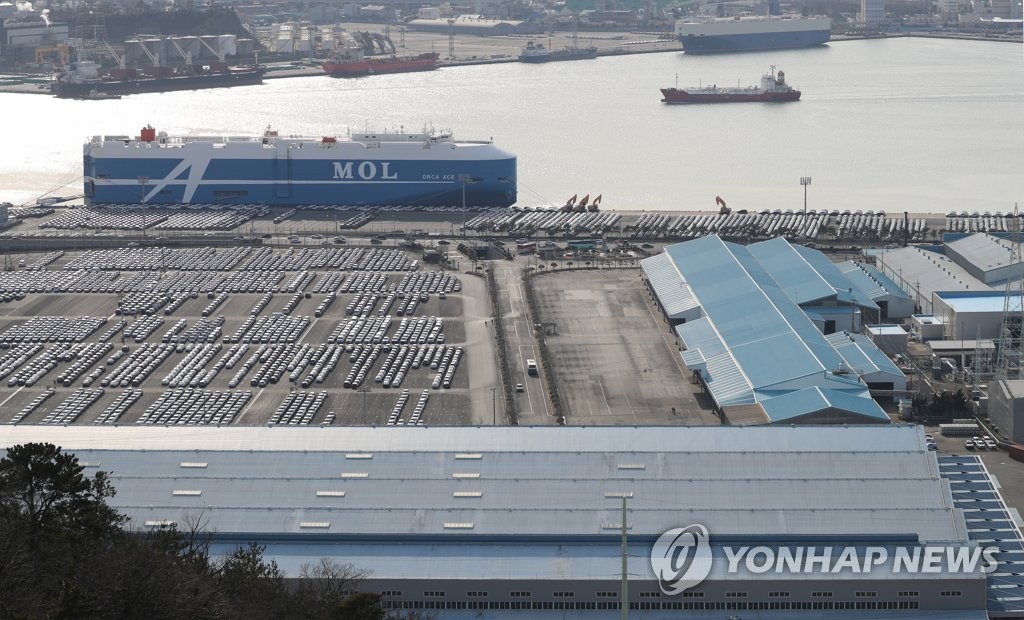 Hyundai Motor-made cars await shipment at the South Korean carmaker's exclusive pier in Ulsan, 414 kilometers southeast of Seoul, on Feb. 6, 2020, one day ahead of its shutdown due to the suspension of its parts supply from China amid the coronavirus crisis. (Yonhap)