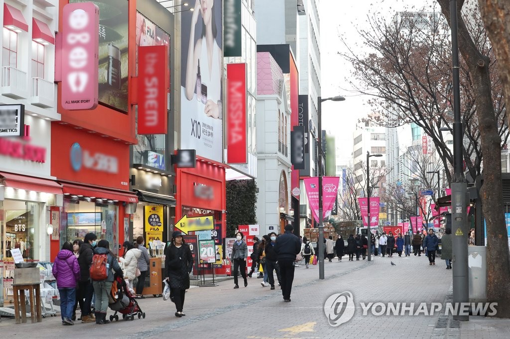 Few people are seen in Myeongdong, a popular shopping street for tourists in Seoul, on Feb. 10, 2020. (Yonhap)