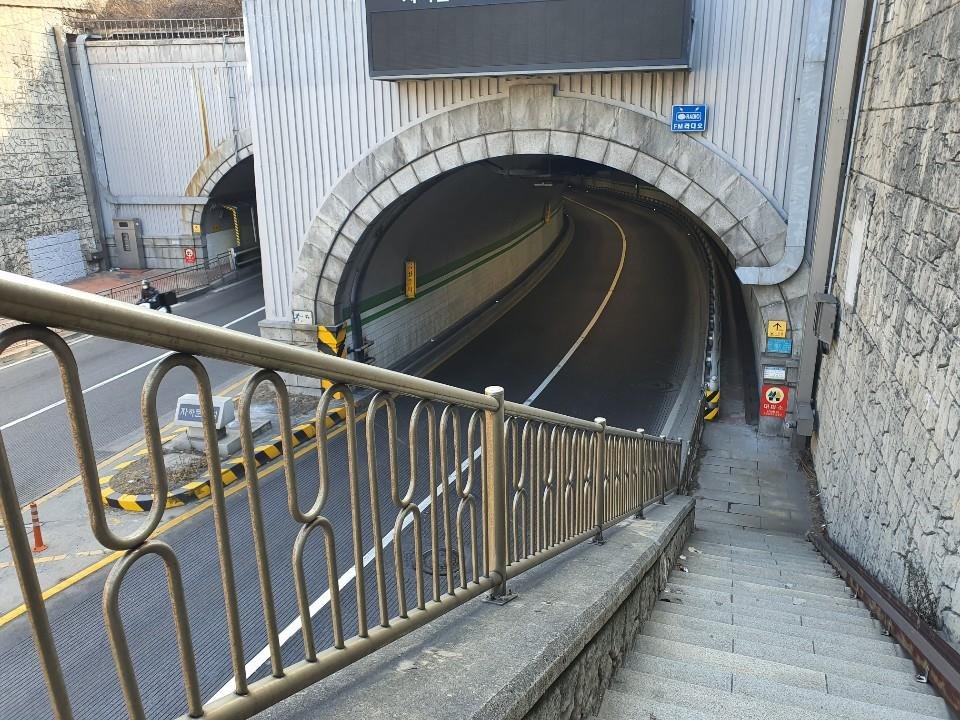 映画「パラサイト」の撮影が行われた紫霞門トンネルの階段（資料写真）＝（聯合ニュース）