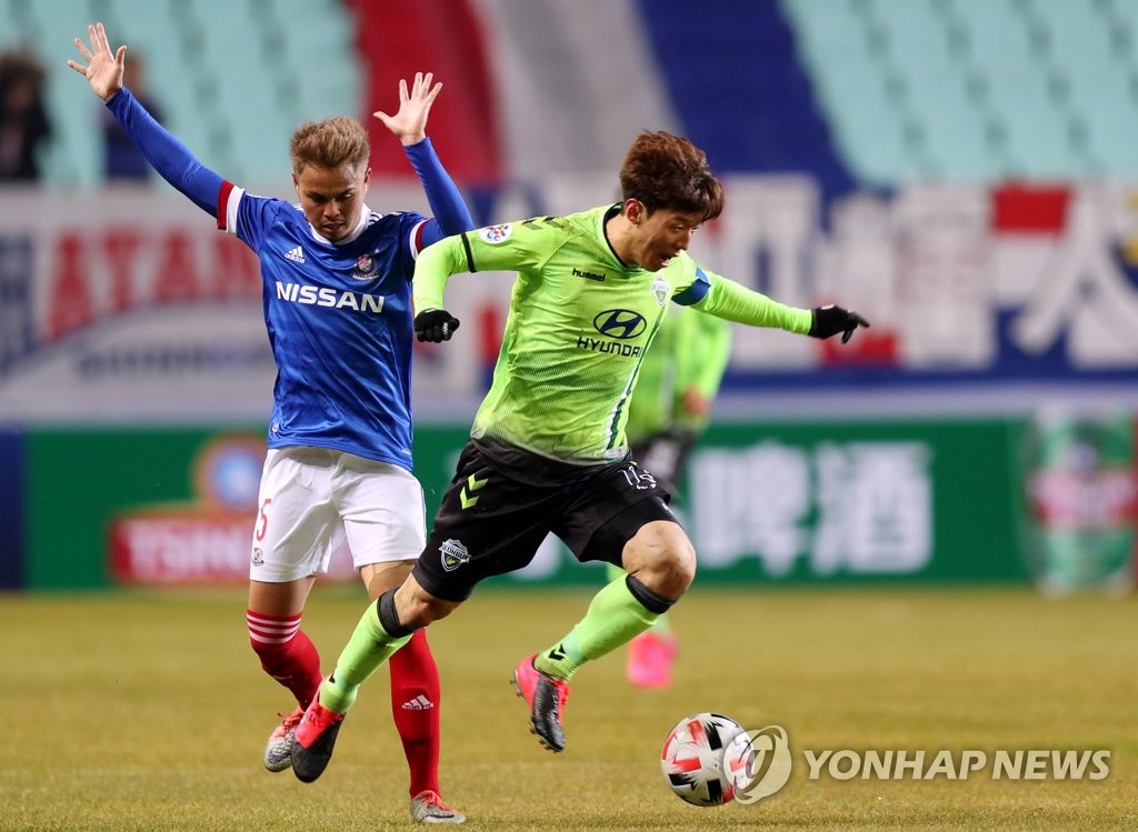 In this file photo from Feb. 12, 2020, Kim Bo-kyung of Jeonbuk Hyundai Motors (R) dribbles the ball against Yokohama F. Marinos during their Asian Football Confederation Champions League group stage match at Jeonju World Cup Stadium in Jeonju, 240 kilometers south of Seoul. (Yonhap)