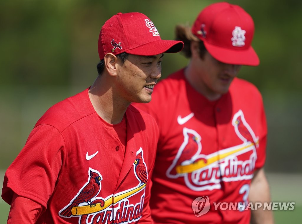 Kim Kwang-hyun (L) and Miles Mikolas of the St. Louis Cardinals walk off the field after their long toss at Roger Dean Chevrolet Stadium in Jupiter, Florida, on Feb. 12, 2020. (Yonhap)