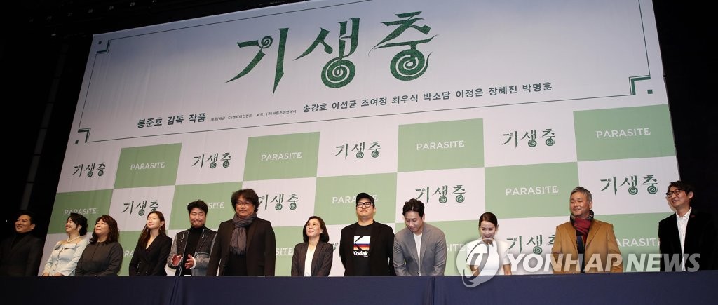 ソウルで記者会見を行った映画「パラサイト」のポン監督（左から６人目）と俳優陣ら＝１９日、ソウル（聯合ニュース）