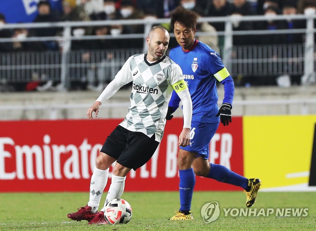 In this file photo from Feb. 19, 2020, Yeom Ki-hun of Suwon Samsung Bluewings (R) and Andres Iniesta of Vissel Kobe are in action during their Asian Football Confederation (AFC) Champions League Group G match at Suwon World Cup Stadium in Suwon, 45 kilometers south of Seoul. (Yonhap)