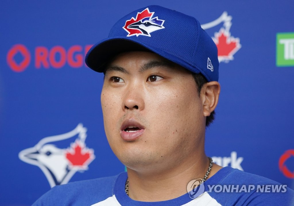 In this file photo from Feb. 27, 2020, Ryu Hyun-jin of the Toronto Blue Jays speaks to reporters at TD Ballpark in Dunedin, Florida, following his spring training start against the Minnesota Twins. (Yonhap)