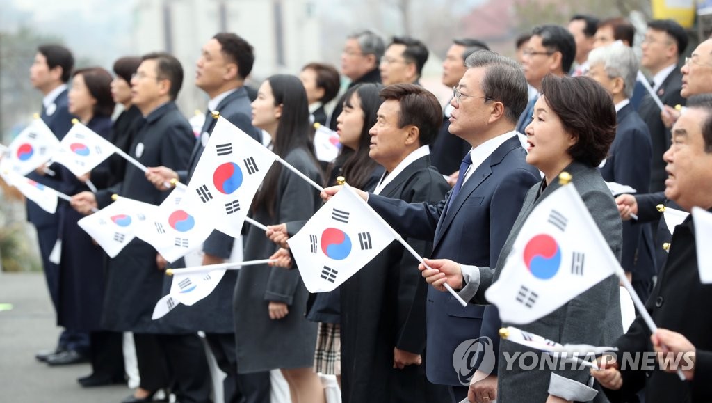 President Moon Jae-in (front, 3rd from R) attends a government ceremony to mark the 101st anniversary of the March 1 Independence Movement at Paiwha Girls' High School in Seoul on March 1, 2020. (Yonhap)