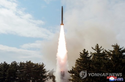 كوريا الشمالية تطلق صاروخا يقدر بأنه صاروخ باليستيي طويل المدى متعللة بطلعات لطائرة استكشافية أمريكية