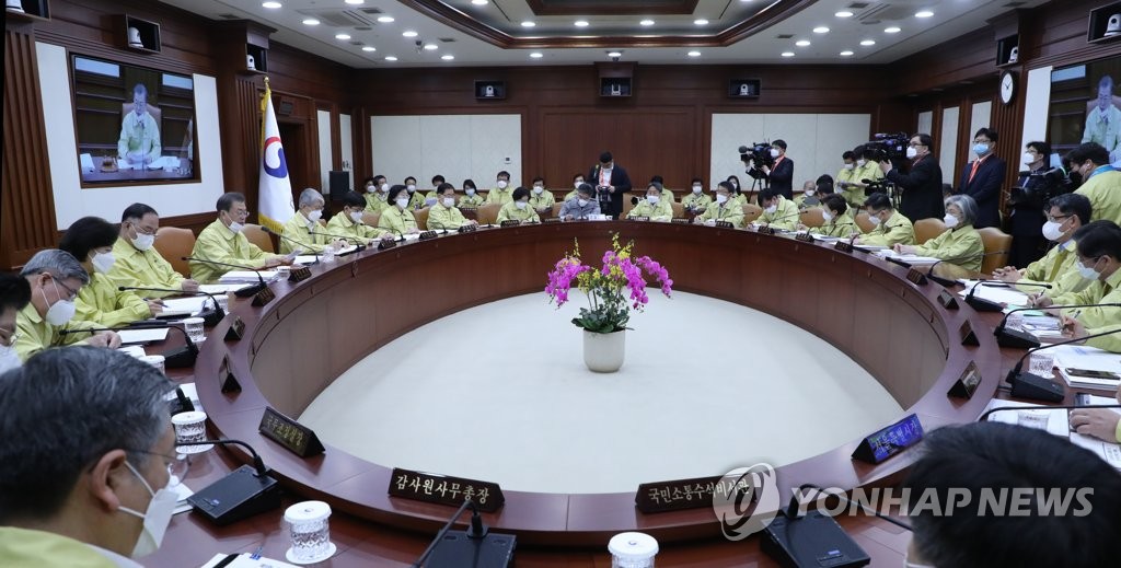الرئيس مون يعلن الحرب ضد فيروس كورونا ويضع الحكومة في حالة تأهب على مدار 24 ساعة - 5