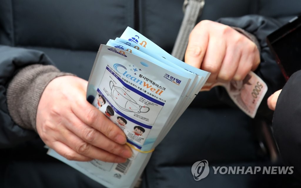 كوريا الجنوبية تسعى لتحسين إمدادات كمامات الوجه وسط تصاعد الغضب الشعبي - 3