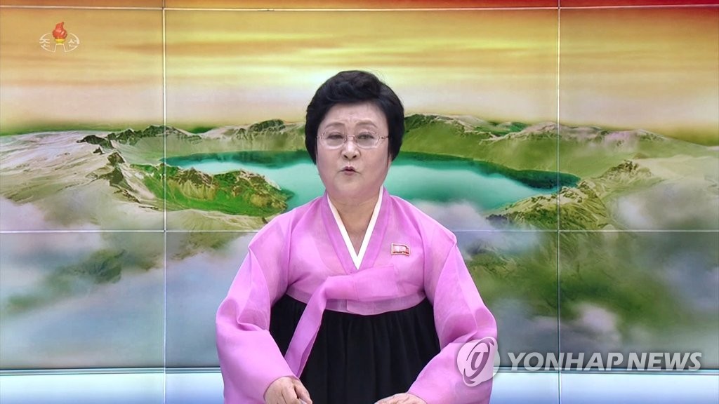Esta foto de archivo, capturada por la televisión central coreana de Corea del Norte el 3 de marzo de 2020, muestra al presentador de noticias Ri Chun-hee haciendo un informe.  (Para uso exclusivo en la República de Corea. Sin redistribución) (Yonhap)
