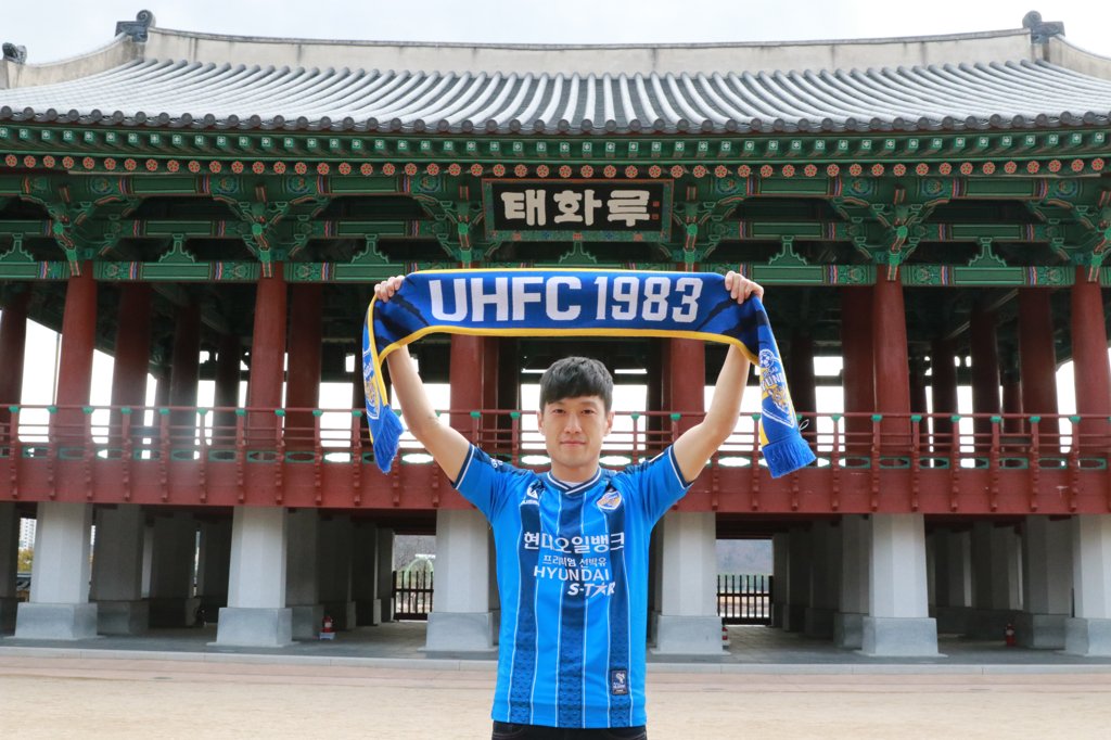(LEAD) Midfielder Lee Chung-yong signs with K League's Ulsan, ends Europe stint