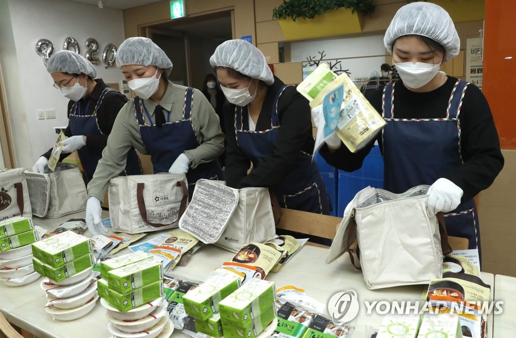 대체식 준비하는 성동노인종합복지관 직원들 