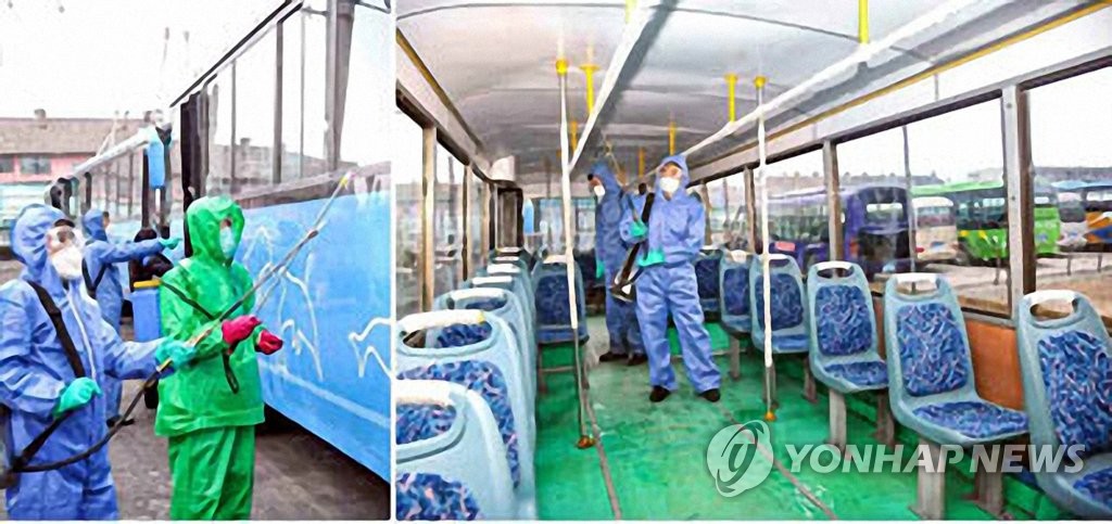 资料图片：3月12日，咸兴市防疫人员对公交车进行消毒。 韩联社/《劳动新闻》官网截图（图片仅限韩国国内使用，严禁转载复制）