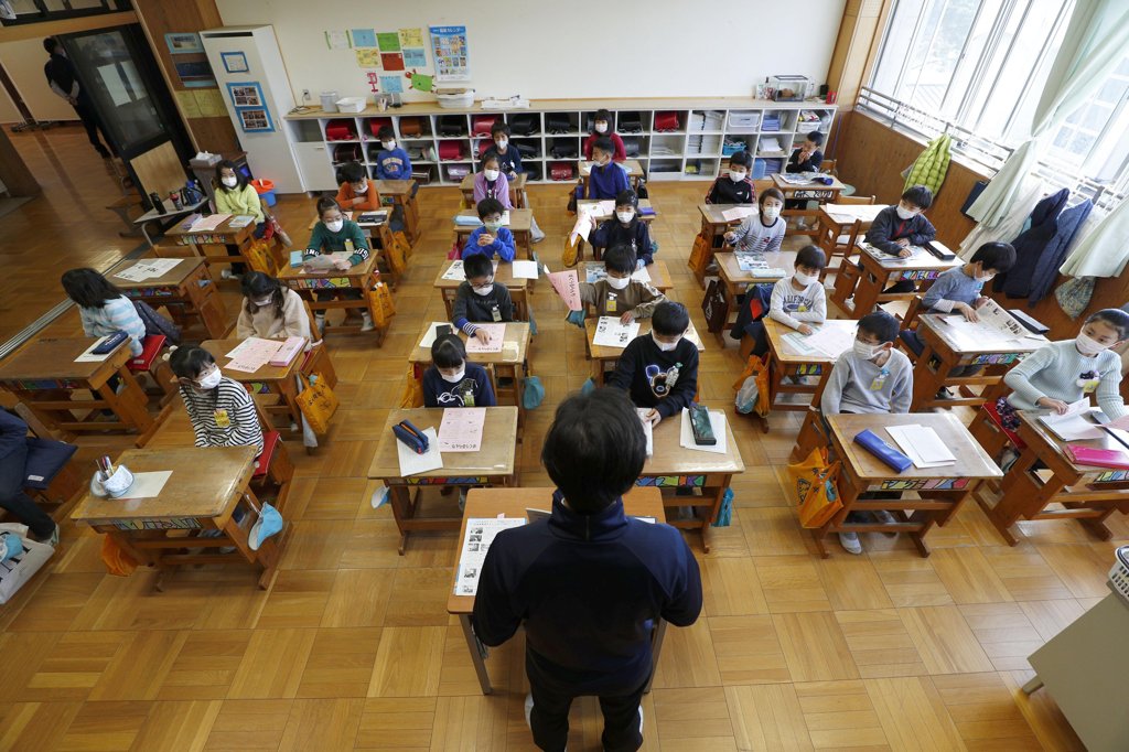 (시즈오카 교도=연합뉴스) 신종 코로나바이러스 감염증(코로나19)이 확산한 가운데 2020년 3월 16일 일본 시즈오카(靜岡)현 소재 시즈오카시립아오이 초등학교 교실에 학생들이 마스크를 착용하고 앉아 있다.