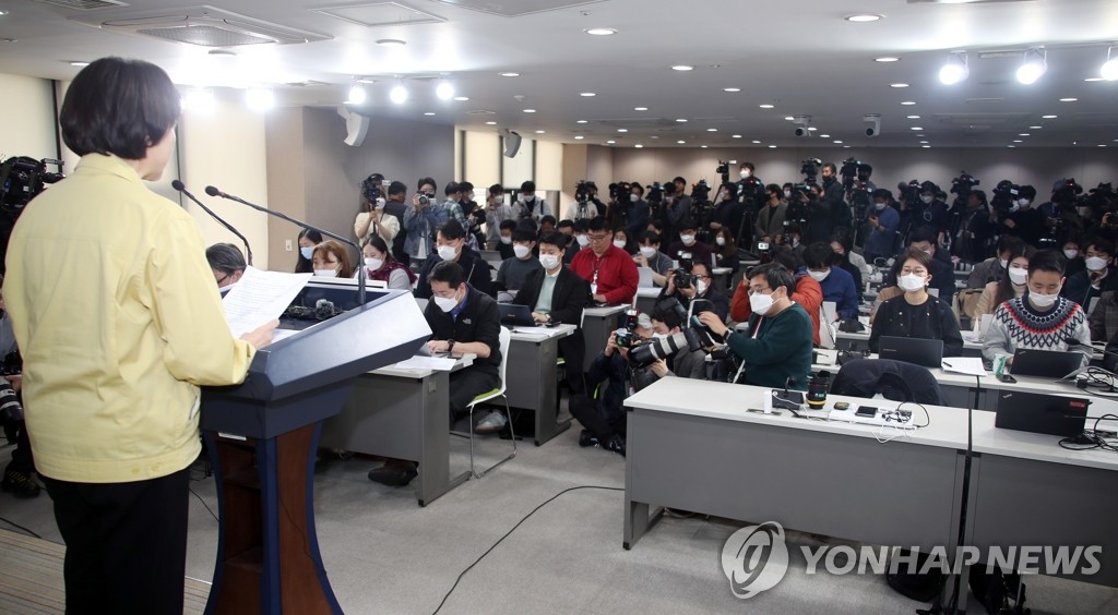 3月17日，韩国社会副总理兼教育部长官俞银惠公布开学延期方案。 韩联社