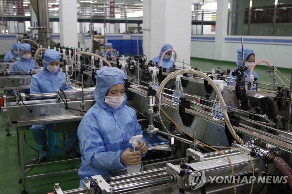 消毒薬を生産する北朝鮮のせっけん工場の従業員＝（ＡＰ＝聯合ニュース）